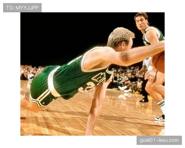 拉里·伯德精准无球跑动拉开空间显著提升三分命中率