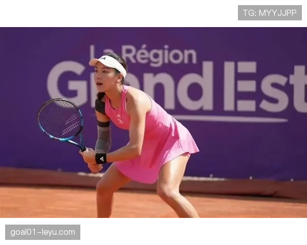 王欣瑜休息日竟然把豪宅厨房弄成了迷你健身房，这日常反差我服了